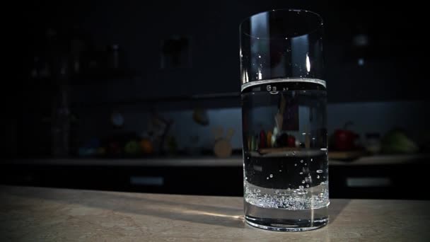Szőlő lebeg egy pohár szénsavas víz. — Stock videók