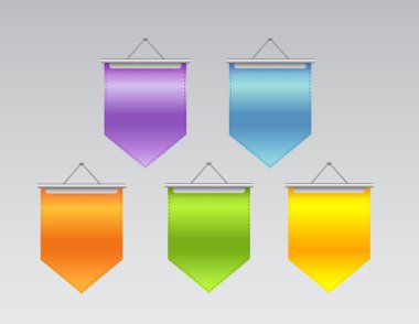 Renkli asılan bayrak etiketleri gösteren resim