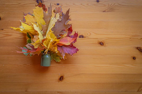 Płaski leżak drewniany stół tło z jesiennych liści — Zdjęcie stockowe