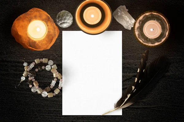 Pionowa karta lub szablon papieru, płaski leżak na stole ze świecami — Zdjęcie stockowe