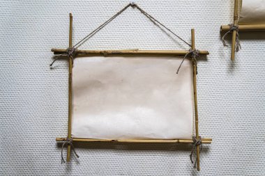 Bambu çubukları eski kağıt ile çerçeve işareti.