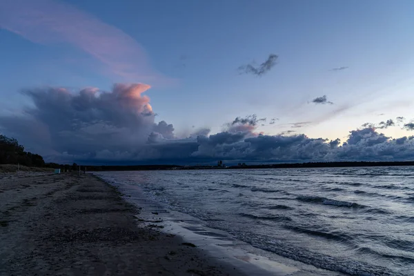 Балтийское море с яркими облаками в летний вечер — стоковое фото
