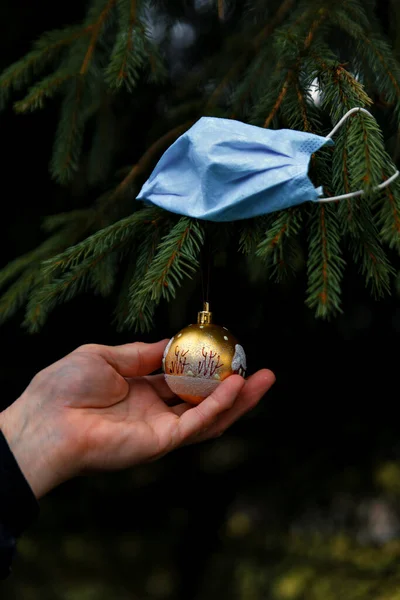Noel ağacında asılı bir Noel oyuncağı insan tarafından görülür..