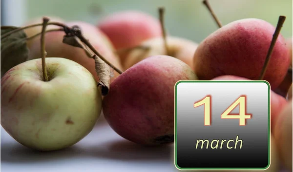 14 Mart, ayın 14 'ü. Elma. Her gün ihtiyacın olan vitaminler. Bahar ayı. Yılın Günü konsepti.