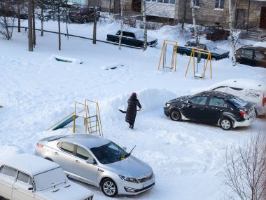 Park yeri kış günü kadınlar tarafından kardan temizlendi..
