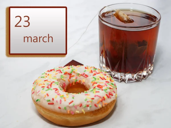 23 Mart, ayın 23 'ü. Randevulu takvim ve evde bir bardak çay eşliğinde kek bahar ayı. Yılın Günü konsepti.