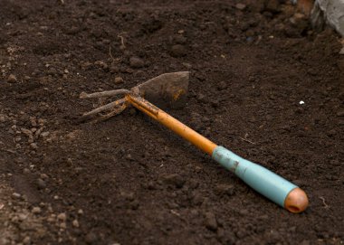 Plastik saplı demir çapa kara zeminde yatar..