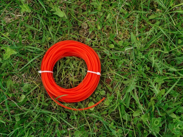 Rolle Der Roten Schnur Für Trimmer Liegt Auf Grünem Gras — Stockfoto