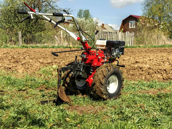 Yüklü sabana sahip motor ekicisi toprağı sürmeye hazırdır.