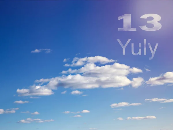 13 Temmuz, ayın 13 'ü. Güneşli bir günde mavi gökyüzünde beyaz bulutlar. Yaz ayı. Yılın Günü Konsepti.