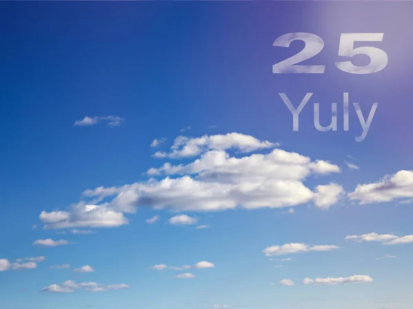 25 Temmuz, ayın 25 'i. Güneşli bir günde mavi gökyüzünde beyaz bulutlar. Yaz ayı. Yılın Günü Konsepti.