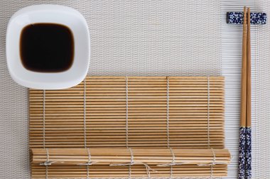 Bambu hasır beyazla suşi araçları 