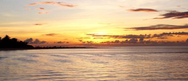 Denizin üzerindeki günbatımı manzarası