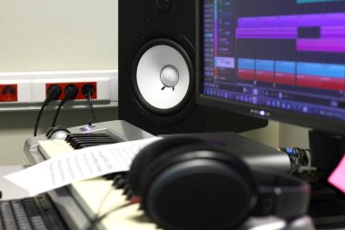 Klavye Sözcüsü Kulaklıklı Müzik Prodüksiyon Stüdyosu - Bu, bu işin genel özelliklerine, midi klavyesine, hoparlörlere, bilgisayar ve kulaklığa sahip küçük bir Indie müzik kayıt stüdyosudur.! 
