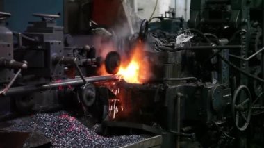 Metal kıvılcımları, Sıcak Yapı Kaynak Makineleri Fabrikası - fabrika, metal, araç gereç, metal üretimi, metal boru ve daha fazlası temalı mükemmel bir görüntüdür!