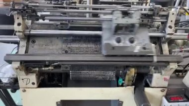 Çalışma Odası Tekstil Fabrikası Yakından Bakış - Yakın çekim video bir kumaş veya diğer tekstil ürünü döndürme sürecini gösteriyor. Temalar, fabrikalar, imalat, tekstil geri dönüşümü, yenileme, endüstri, iş, iş projeleri için harika videolar!