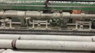 İplik Yapımı, Tekstil Fabrikası Eski Giysileri Geri Dönüşüm Süreci - video bir kumaş, bir tekstil ürünü döndürme sürecini gösteriyor. Temaları, fabrikaları, imalatı, tekstil geri dönüşümü, yenilemesi, sanayisi olan projeler için harika videolar.