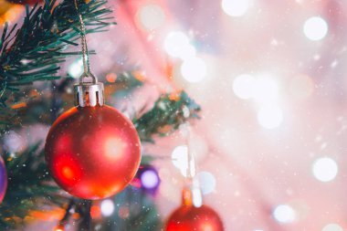 Noel süsü. Çam dallarına kırmızı toplar asmak Noel ağacı çelengi ve soyut bokeh arka planına fotokopi ile süslenmek