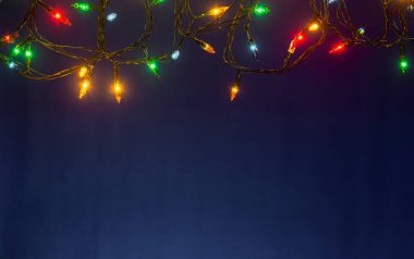 Mavi arka plan kopya alanı ile Noel ışıkları