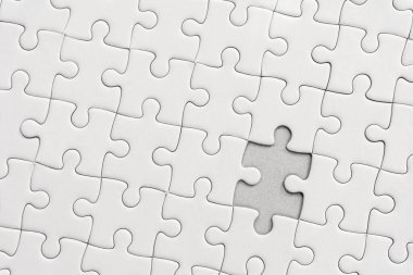 Beyaz yapboz desenli arka plan. Yapbozun son parçasını yerleştiriyorum.