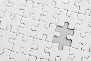 Beyaz yapboz desenli arka plan. Yapbozun son parçasını yerleştiriyorum.