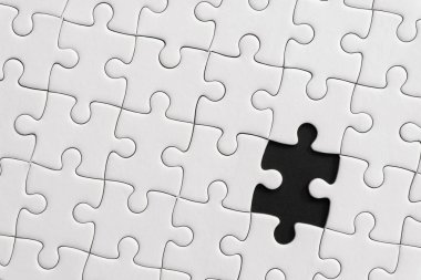 Beyaz yapboz desenli arka plan. Yapbozun son parçasını yerleştiriyorum.