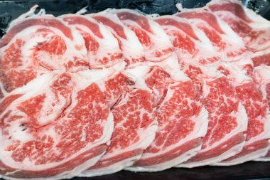 Izgara için çiğ et dilimi.