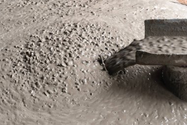 Islak çimento. Döküm için hazır karışık beton