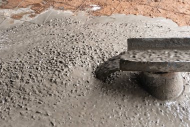 Islak çimento. Döküm için hazır karışık beton