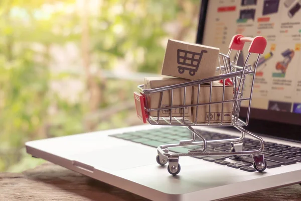 Nternetten Alışveriş Konsepti Paket Kağıt Kutular Içinde Alışveriş Arabası Logosu — Stok fotoğraf