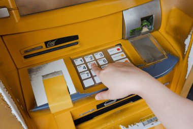 Kadın elinin ATM makinesinin şifresini girdiği şifreyi kapat