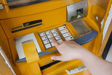 Kadın elinin ATM makinesinin şifresini girdiği şifreyi kapat
