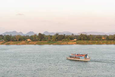 NAKHON PHANOM, THAILAND - 27, 2020: Mekong nehri Nakhon phanom Tayland 'dan Lao' ya turizm teknesi
