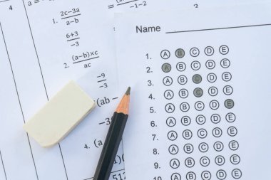 Cevap kağıdındaki kalem ve silgi ya da cevapları kabarcıklı standart test formu. çoklu seçim cevap sayfası
