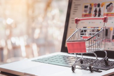Çevrimiçi alışveriş kavramı - Boş alışveriş arabası veya dizüstü bilgisayarda tramvay.