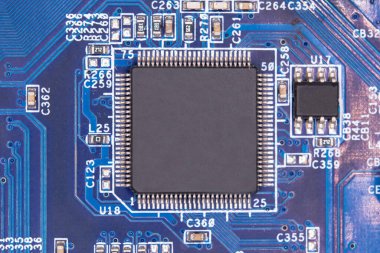 Elektronik devre kartındaki boş mikroçipi kapat.