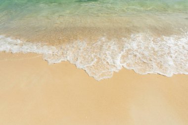 Boş kumsaldaki yumuşak deniz dalgası Kopya Spac ile arka plan
