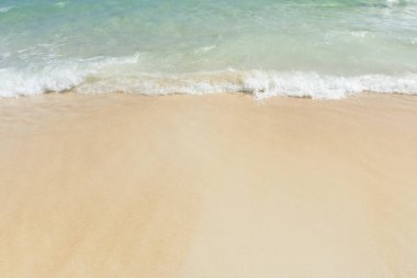 Boş kumsaldaki yumuşak deniz dalgası Kopya Spac ile arka plan