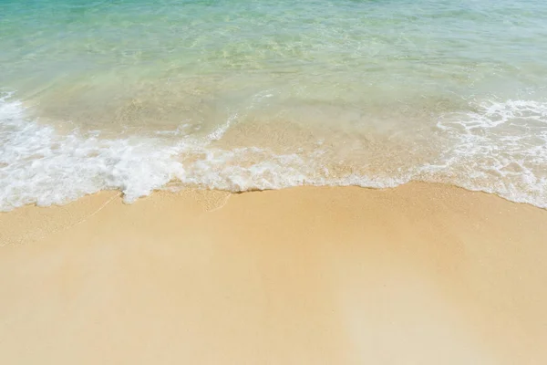 Яка Хвиля Моря Порожньому Піщаному Пляжі Фон Копією Простору — стокове фото