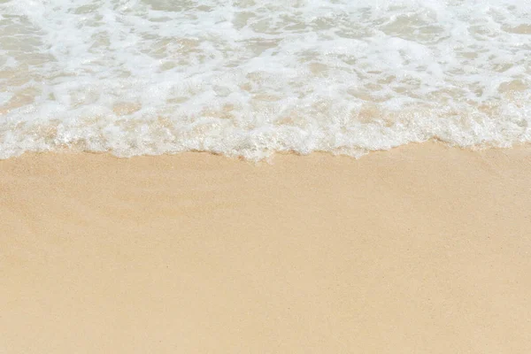 空旷沙滩上的海浪带着复制物的背景 — 图库照片