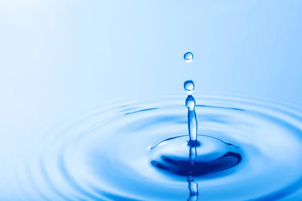 Kapka Vody Kapky Vody Dopadají Vodní Hladinu Způsobuje Kroužky Vodní — Stock fotografie