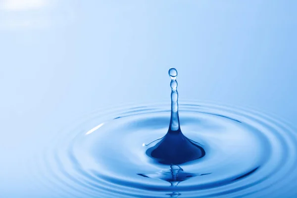 Drop Water Water Droplet Falling Impact Water Surface Causing Rings — Stock Photo, Image
