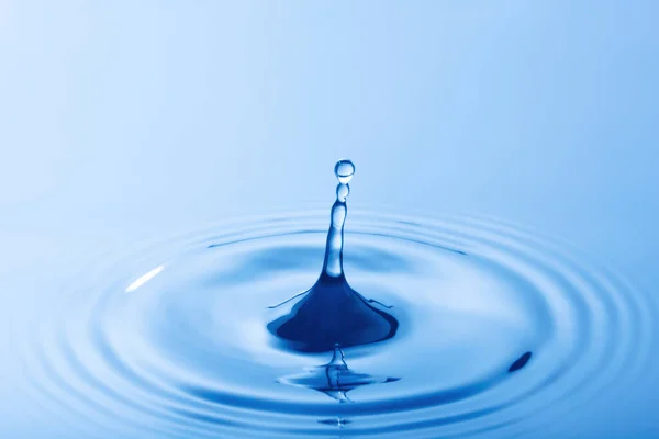 Een Druppel Water Waterdruppel Valt Tegen Het Wateroppervlak Veroorzaken Ringen — Stockfoto