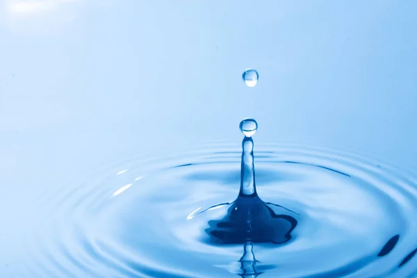 Una Gota Agua Gotita Agua Cayendo Impacto Con Superficie Del — Foto de Stock