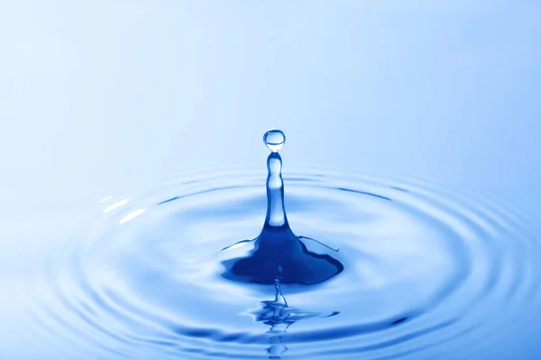 Drop Water Water Droplet Falling Impact Water Surface Causing Rings — Stock Photo, Image