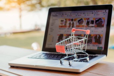 İnternetten alışveriş. Klavyede alışveriş arabası ya da tramvay. İnternet 'te alışveriş servisi. Eve teslimat teklif ediyor