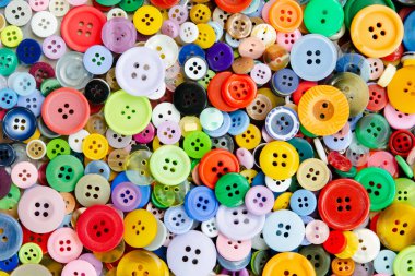 Renkli karışık dikiş düğmeleri arkaplanı. Üst görünüm