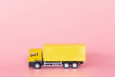 Lojistik ve teslimat servisi. Pembe arka planda kargo kamyonu. İnternet üzerinden alışveriş hizmeti sunuyor..