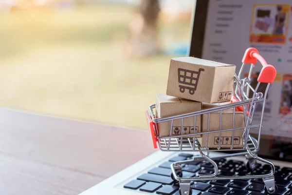 Compras Online Caixa Papelão Com Logotipo Carrinho Compras Carrinho Teclado — Fotografia de Stock