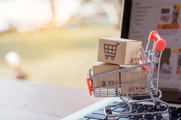 Compras Online Caixa Papelão Com Logotipo Carrinho Compras Carrinho Teclado — Fotografia de Stock